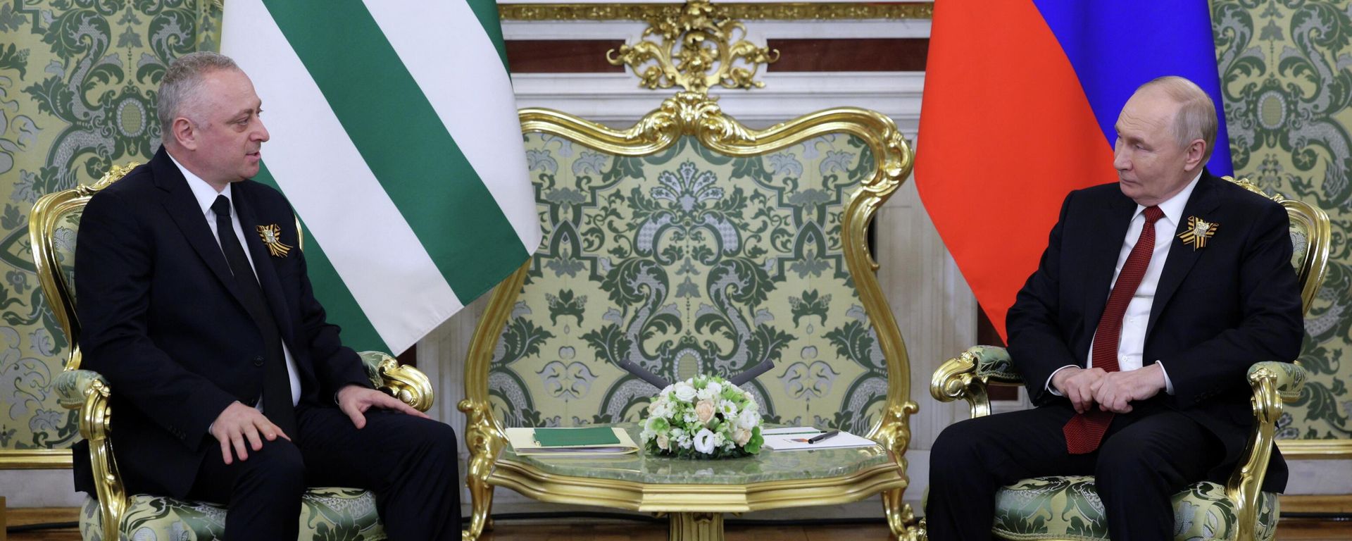  Russian President Vladimir Putin holds a meeting with Abkhazian President Badra Gunba in Moscow. May 9, 2026 - Sputnik International, 1920, 09.05.2026