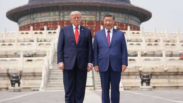 President Donald Trump, left, stands with Chinese President Xi Jinping at the Temple of Heaven on Thursday May 14, 2026, in Beijing - Sputnik International