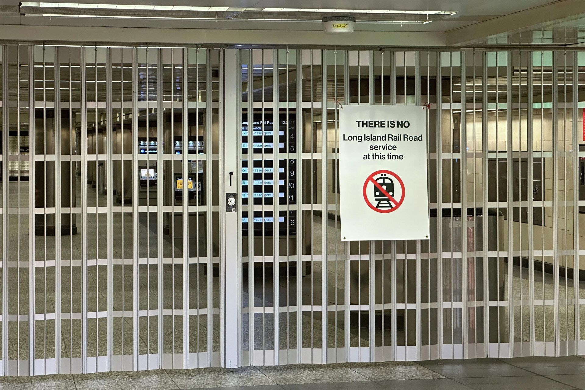 A gate blocks a corridor to Long Island Rail Road train platforms at Penn Station on the first day of a strike on Saturday, May 16, 2026 in New York - Sputnik International, 1920, 17.05.2026