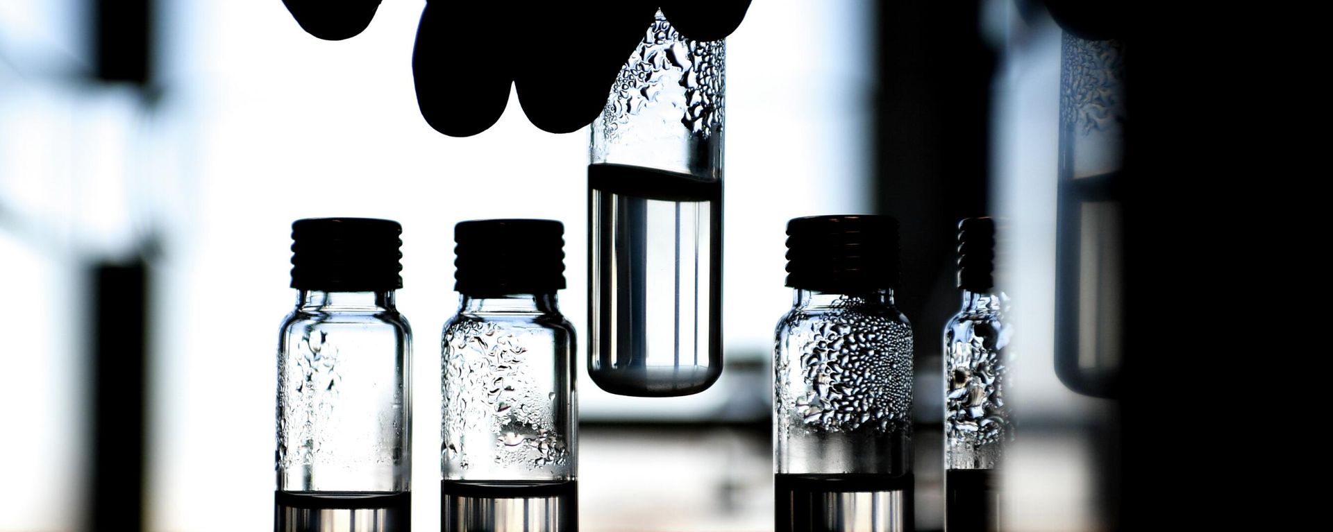 Test tubes in the water quality control center at the Northern Station of the Moscow Water Supply Company, which supplies Volga water from the Moscow Canal reservoir system.  - Sputnik International, 1920, 19.05.2026