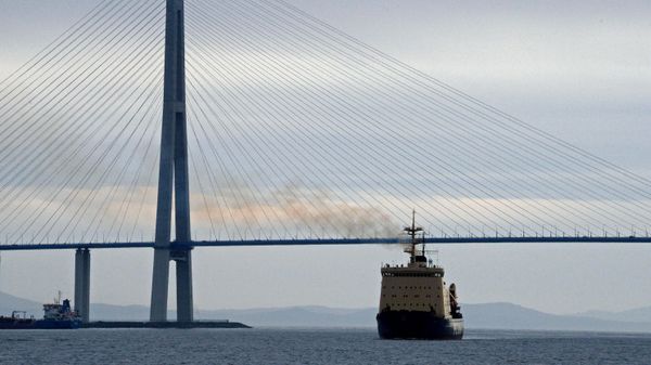 FESCO icebreaker Krasin sails through Vladivostok’s Eastern Bosphorus Strait after completing Arctic navigation missions escorting vessels along the Northern Sea Route. - Sputnik International