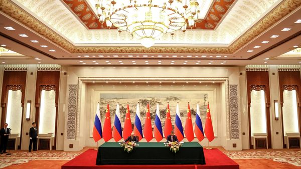 Russian President Vladimir Putin and Chinese President Xi Jinping at the Great Hall of the People in Beijing during a ceremony signing cooperation documents. - Sputnik International