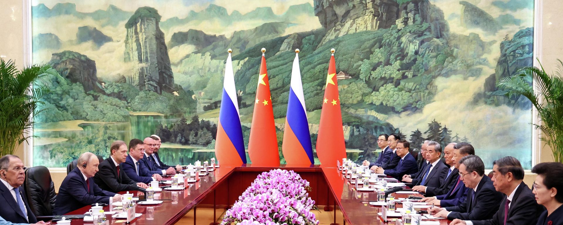 Russian President Vladimir Putin and Chinese President Xi Jinping during talks at the Great Hall of the People in Beijing. - Sputnik International, 1920, 21.05.2026