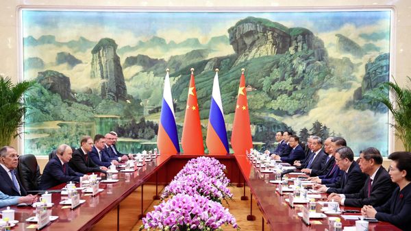 Russian President Vladimir Putin and Chinese President Xi Jinping during talks at the Great Hall of the People in Beijing. - Sputnik International
