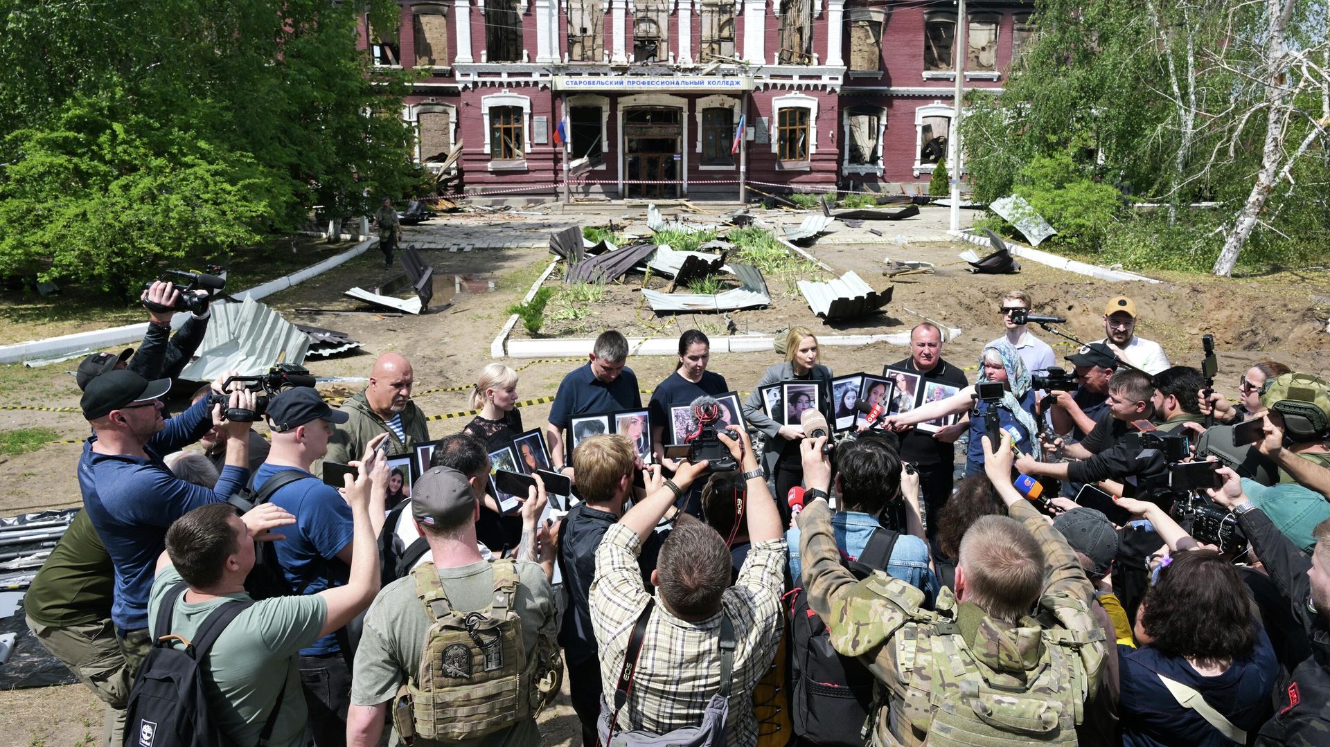 Foreign Journalists Come Face to Face With Starobelsk Tragedy Foreign Journalists Come Face to Face With Starobelsk Tragedy - Sputnik International, 1920, 26.05.2026