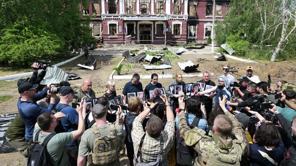 Foreign Journalists Come Face to Face With Starobelsk Tragedy - Sputnik International