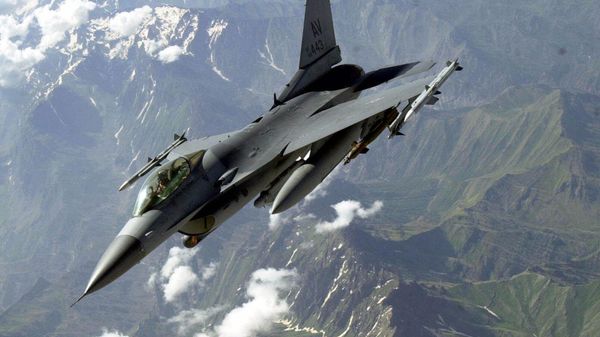 A US F-16 flies over partly snow-covered mountains near the Turkiye-Iraq border during a mission to patrol the no-fly zone in Iraq in this June 19, 2001 photo - Sputnik International