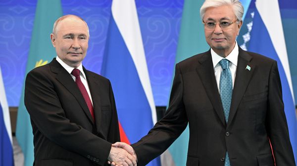Russian President Vladimir Putin and Kazakh President Kassym-Jomart Tokayev pose for a joint photo during their meeting at the Palace of Independence in Astana. - Sputnik International