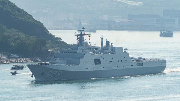 Chinese People's Liberation Army's amphibious landing ship Yimeng Shan sailed into the Victoria Harbour for port call in Hong Kong, Tuesday, Sept. 30, 2025 - Sputnik International