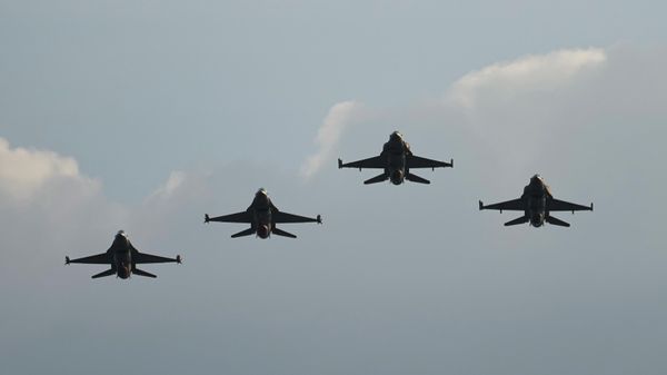 Israeli Air Force F16 fighter jets perform in an air show during a graduation ceremony for new pilots in Hatzerim base near the southern Israeli city of Beersheba, Wednesday, Dec. 28, 2022 - Sputnik International