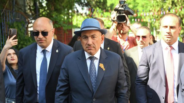 Prime Minister Nikol Pashinyan arrives a polling station to vote in Armenia's parliamentary elections. June 7, 2026. - Sputnik International