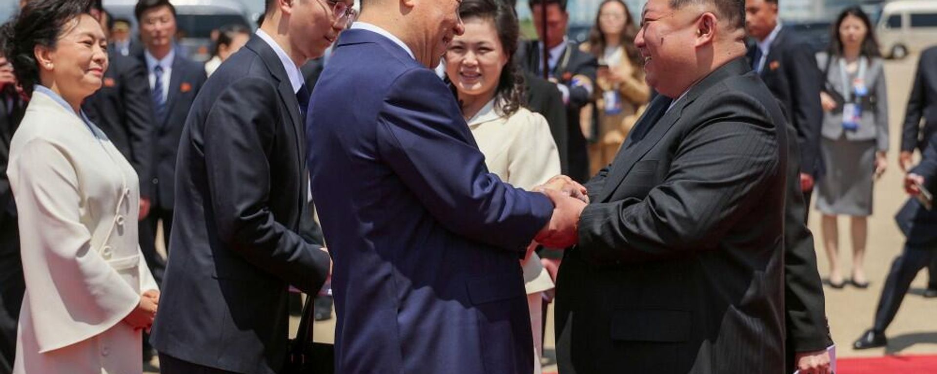 North Korean leader Kim Jong-un greets visiting Chinese President Xi Jinping. - Sputnik International, 1920, 09.06.2026