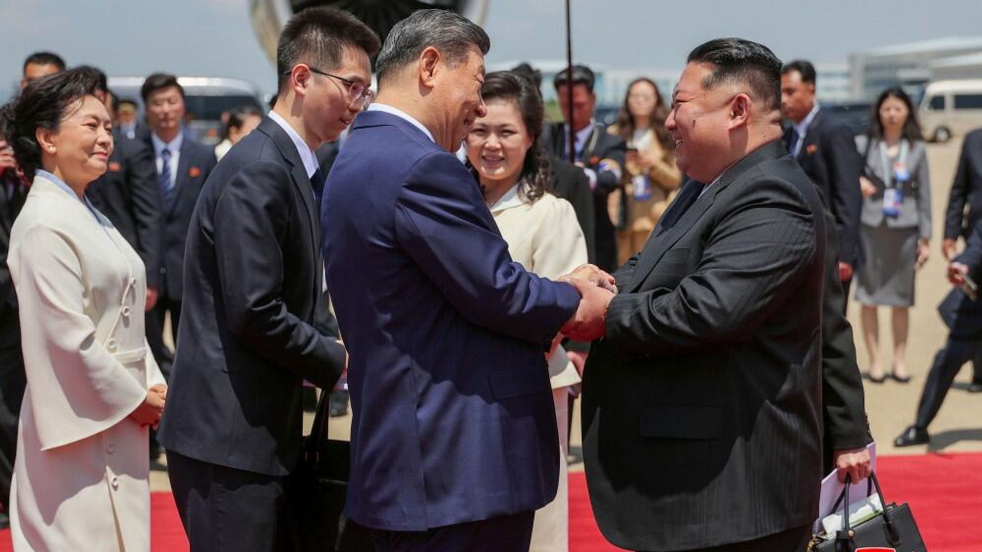 North Korean leader Kim Jong-un greets visiting Chinese President Xi Jinping. North Korean leader Kim Jong-un greets visiting Chinese President Xi Jinping. - Sputnik International, 1920, 09.06.2026
