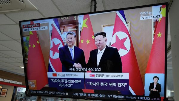 A TV screen shows an image of Chinese President Xi Jinping, left, and North Korean leader Kim Jong Un, during a news program at a bus terminal in Seoul, South Korea, Tuesday, June 9, 2026. - Sputnik International