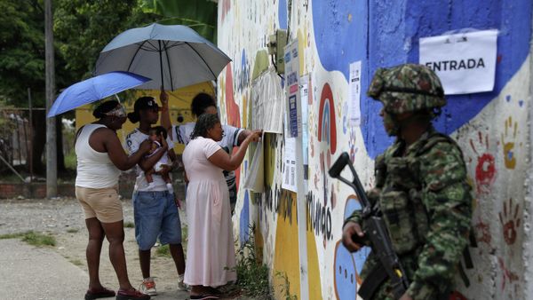 Voters check electoral lists during the runoff presidential election in Jamundi, Colombia - Sputnik International