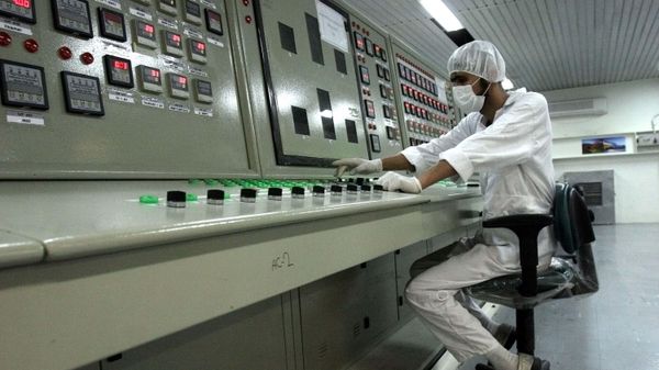 Техник работает на заводе по конверсии урана недалеко от города Исфахан, Иран - Sputnik International