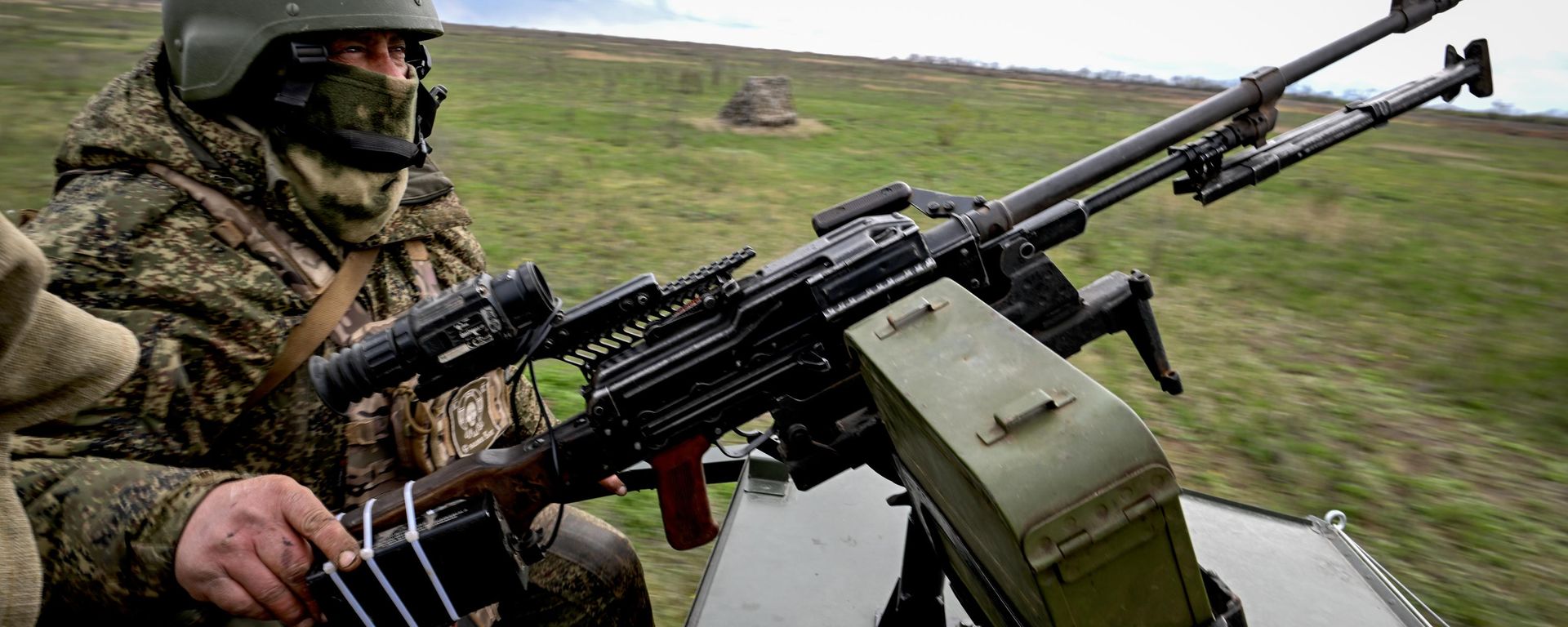 A Russian serviceman of a mobile fire unit of the Yug Group of Forces is seen at a position in the Konstantinovka sector of the front line amid Russia's military operation in Ukraine. - Sputnik International, 1920, 07.09.2026