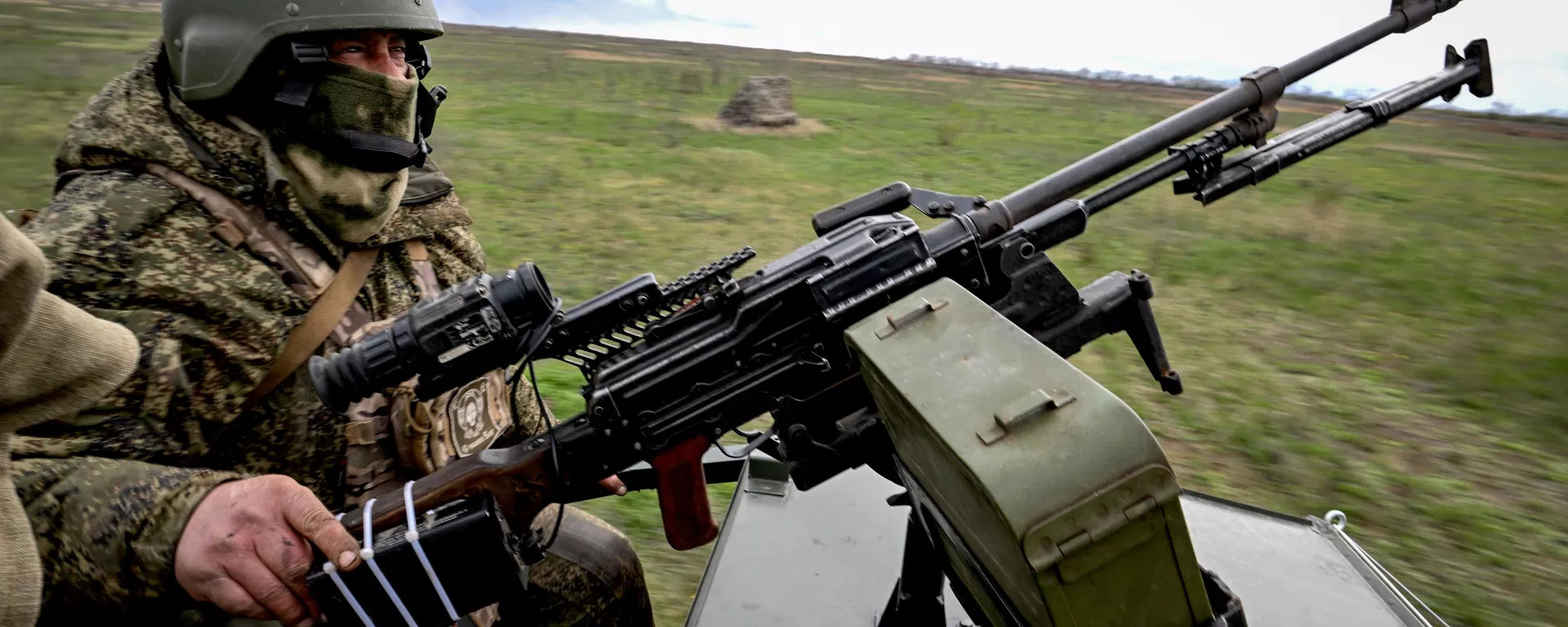 A Russian serviceman of a mobile fire unit of the Yug Group of Forces is seen at a position in the Konstantinovka sector of the front line amid Russia's military operation in Ukraine. - Sputnik International, 1920, 21.10.2026