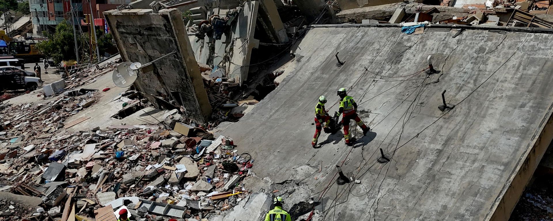 Mexican Army rescue workers search for people trapped in collapsed buildings after earthquakes struck La Guaira, Venezuela, Sunday, June 28, 2026.  - Sputnik International, 1920, 29.06.2026