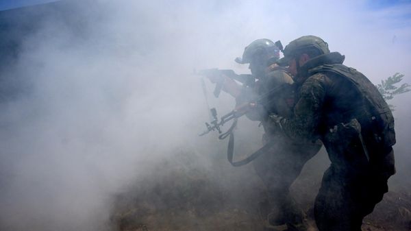 Soldiers of the 37th Motor Rifle Regiment, 25th Army, Russia's Zapad Battlegroup, conduct combat coordination training in the Lugansk People's Republic. - Sputnik International