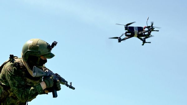 Soldiers of the 164th Separate Motor Rifle Brigade, 25th Army, Russia's Zapad Battlegroup, train to counter FPV drones. - Sputnik International