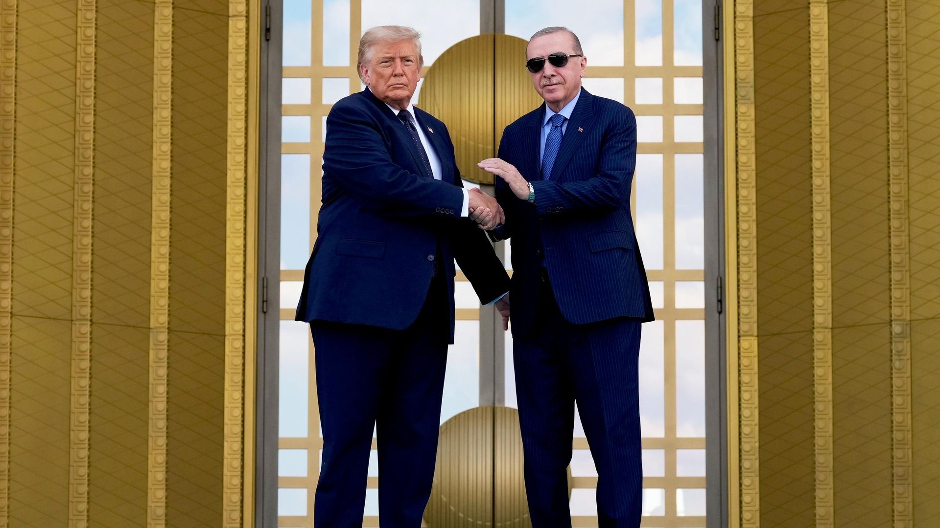 President Donald Trump shakes hands with Turkish President Recep Tayyip Erdogan at the Bestepe Presidential Palace during a formal welcome for the NATO summit in Ankara, Turkey, Tuesday, July 7, 2026. - Sputnik International, 1920, 07.07.2026