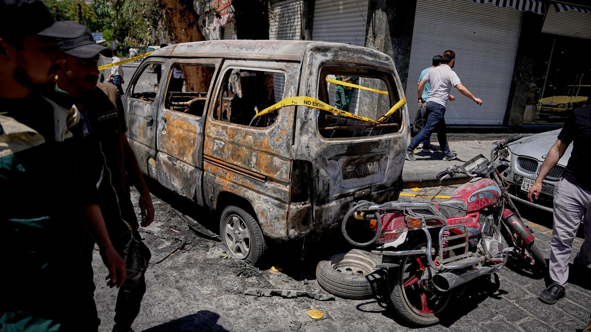 Syrian security personnel inspect a burned vehicles near the Four Seasons Hotel after two explosions rocked the area earlier while Syrian President Ahmad al-Sharaa was meeting French President Emmanuel Macron at the presidential palace, in Damascus, Syria - Sputnik International, 1920, 07.07.2026
