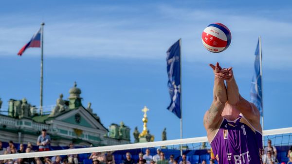 Maxim Sivolap in the semifinal match of the Russian Cup in men's beach volleyball against Ilya Leshukov and Oleg Stoyanovsky on Palace Square in St. Petersburg. - Sputnik International