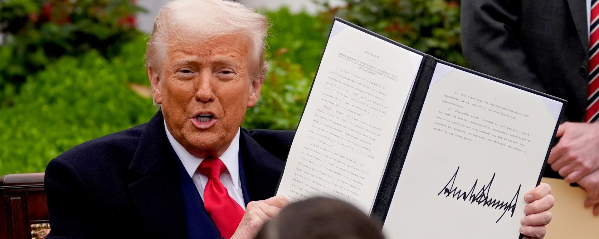 President Donald Trump holds a signed executive order during an event to announce new tariffs in the Rose Garden of the White House, Wednesday, April 2, 2025, in Washington - Sputnik International, 1920, 19.09.2026