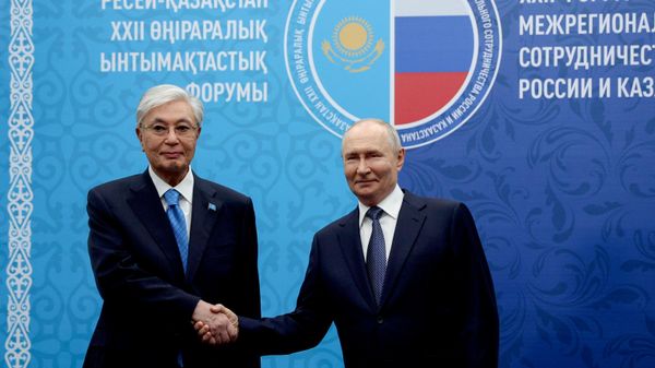 Рабочая поездка президента Владимира Путина в Омск для участия в форуме сотрудничества с Казахстаном - Sputnik International