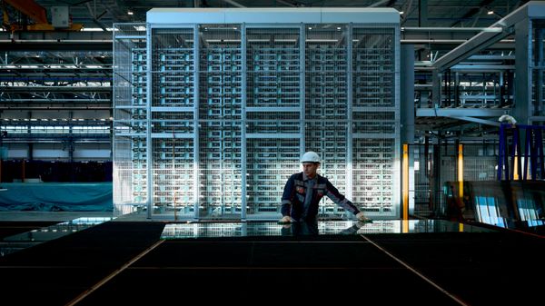 A worker at a architectural glass unit production plant - Sputnik International