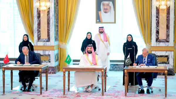 Prime Minister of Islamic Republic of Pakistan H.E Muhammad Shehbaz Sharif, His Royal Highness Prince Mohammed bin Salman bin Abdulaziz Al Saud, Crown Prince and Prime Minister of Saudi Arabia, H.E. Mr. Recep Tayyip Erdoğan, President of the Republic of Türkiye signed the Makkah Joint Defence Agreement. Makkah, 7 August 2026. - Sputnik International
