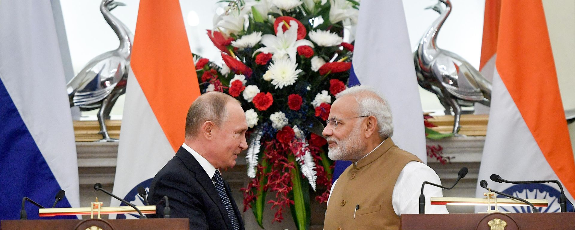 Russian President Vladimir Putin, left, and Indian Prime Minister Narendra Modi shake hands at a news-conference after their meeting in New Delhi - Sputnik International, 1920, 15.08.2026