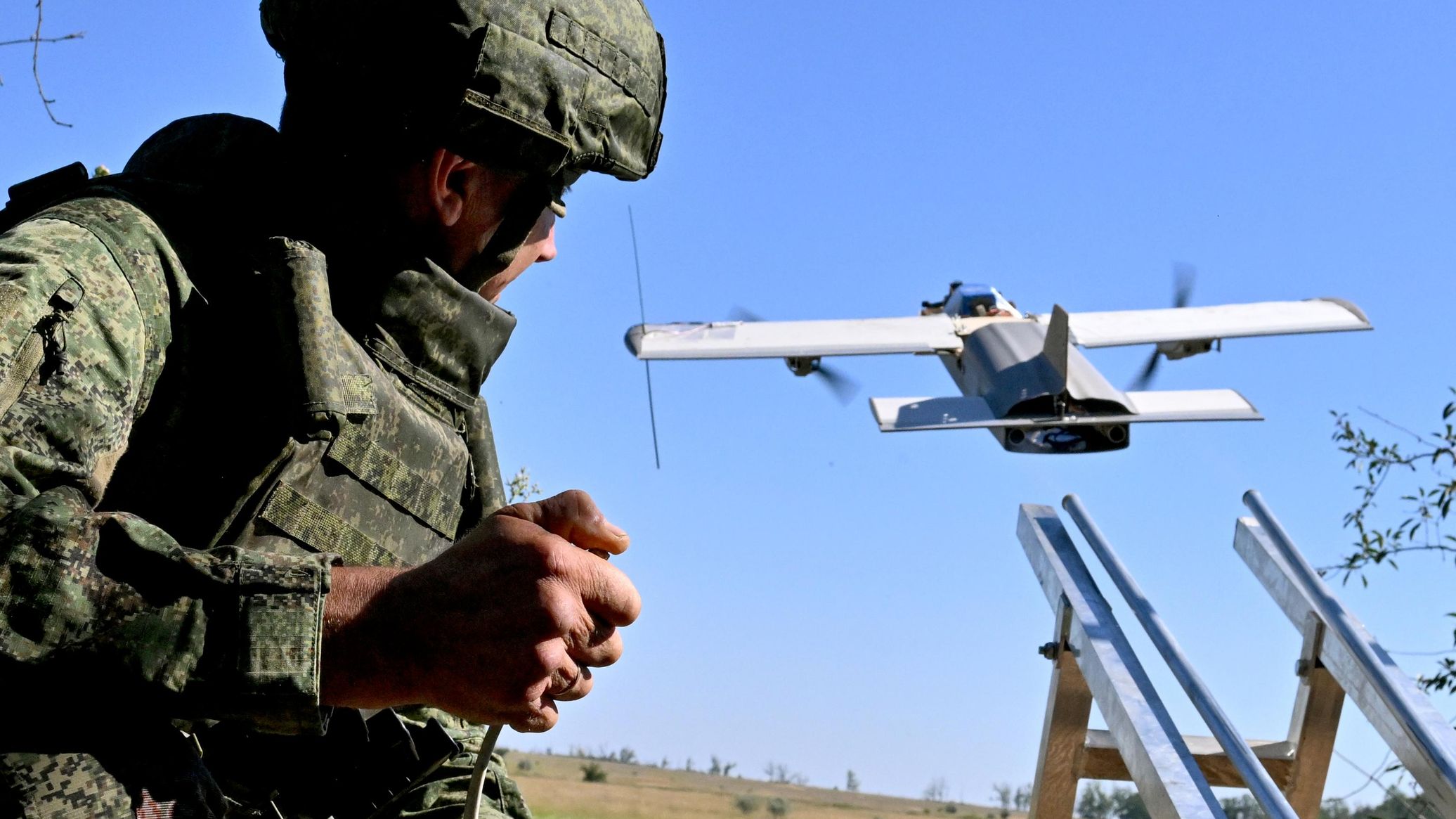 Russian Drone Downs Ukrainian Starlink-Equipped FPV Balloon at 10 Km - MoD