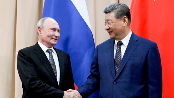 Russian President Vladimir Putin and Chinese President Xi Jinping  - Sputnik International