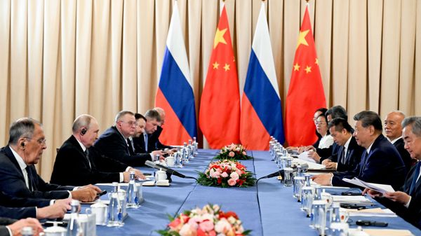 Russian President Vladimir Putin met with Chinese President Xi Jinping in Bishkek - Sputnik International