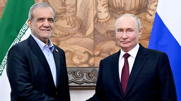 Russian President Vladimir Putin with Iranian President Masoud Pezeshkian on the sidelines of the Shanghai Cooperation Organization (SCO) summit in Bishkek - Sputnik International
