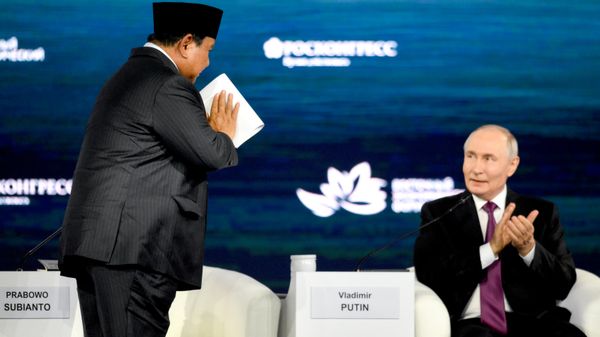 Russian President Vladimir Putin and Indonesian President Prabowo Subianto at the plenary session of the Eastern Economic Forum (EEF) - Sputnik International