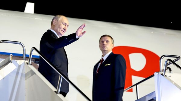 Russian President Vladimir Putin boarding a plane - Sputnik International
