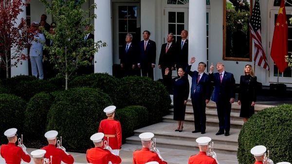 US President Donald Trump, first lady Melania Trump, and Chinese President Xi Jinping look up during a flyover by a B2 stealth bomber and other aircrafts, as they attend a ceremony near the colonnade in the White House in Washington, D.C. - Sputnik International