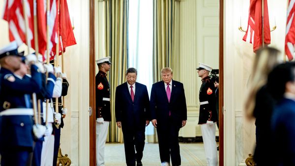 President Donald J. Trump and Chinese President Xi Jinping enter the State Floor of the White House for a historic state visit. - Sputnik International
