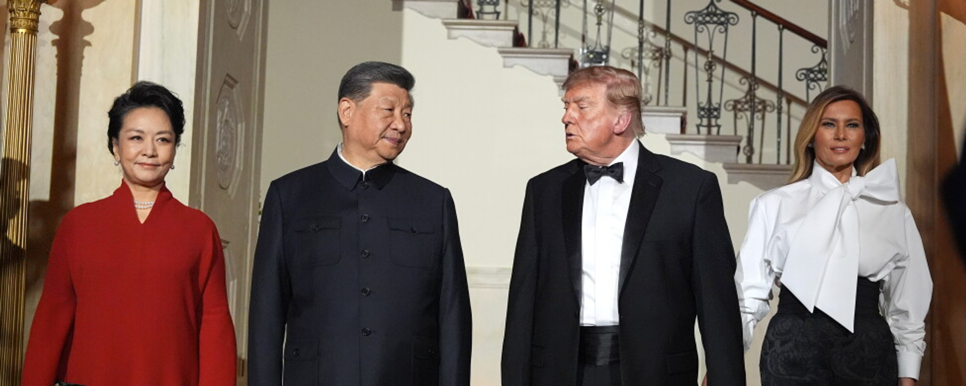 President Donald Trump talks with China's President Xi Jinping during a State Dinner in the East Room of the White House, Thursday, Sept. 24, 2026, in Washington - Sputnik International, 1920, 25.09.2026