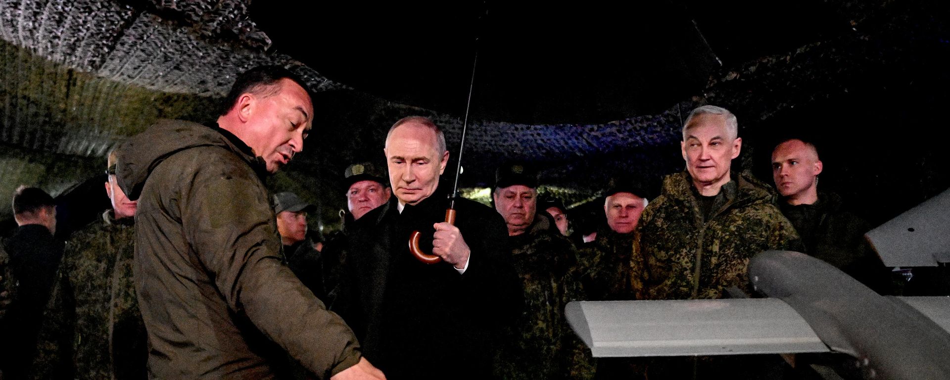 Russian President Vladimir Putin inspects military hardware at the Chebarkul training ground in the Chelyabinsk Region.  - Sputnik International, 1920, 02.10.2026