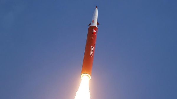 Kim Jong-un oversees hypersonic missile drill - Sputnik International