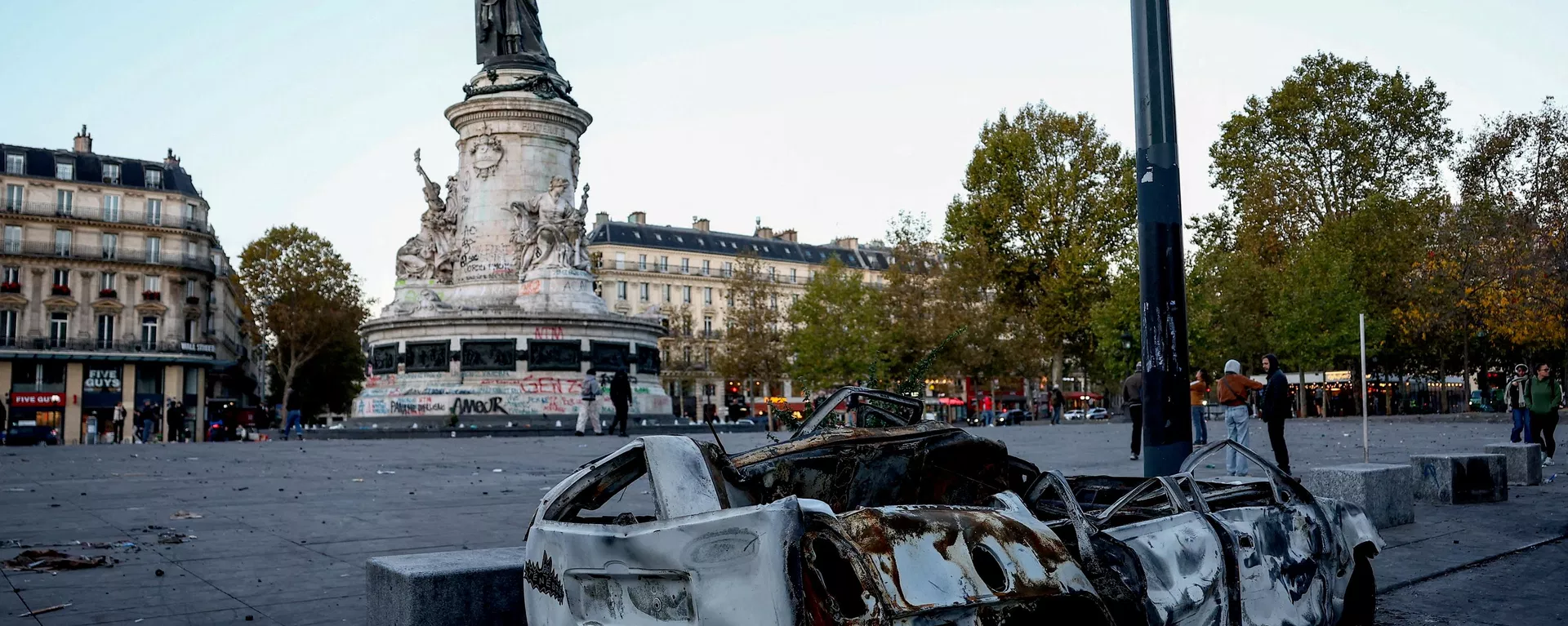 A destroyed car near the Marianne statue at the Place de la Republique, with a yellow vest put on it, the day after clashes during a national day of demonstrations against the cost of living and rising fuel prices, in Paris, France, October 18, 2026 - Sputnik International, 1920, 18.10.2026