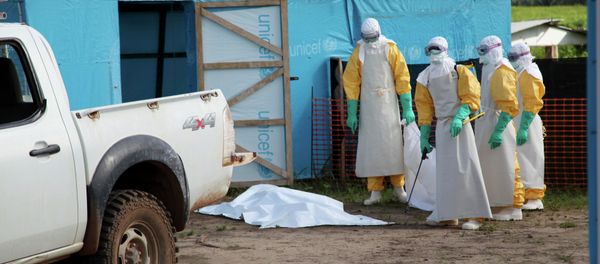 Medical workers by an isolation tent housing those infected with Ebola, Liberia. Medical workers by an isolation tent housing those infected with Ebola, Liberia. - Sputnik International