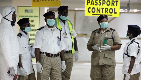 Health service workers are waiting for passengers at a Nigerian airport. - Sputnik International