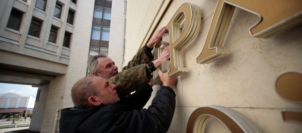 The dismantling of Verkhovna Rada (Supreme Council of Ukraine) sign from the Crimean parliament building - Sputnik International