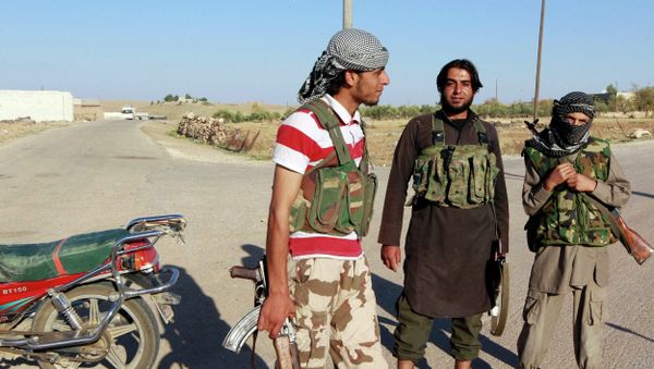 Islamic State fighters stand along a street in the countryside of the Syrian Kurdish town of Kobani - Sputnik International