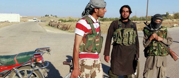 Islamic State fighters stand along a street in the countryside of the Syrian Kurdish town of Kobani Islamic State fighters stand along a street in the countryside of the Syrian Kurdish town of Kobani - Sputnik International
